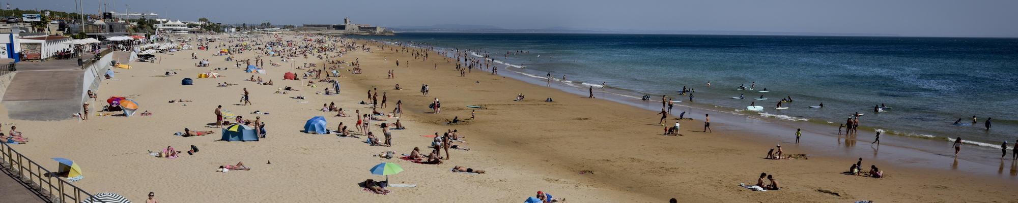 A photo of a busy and beautiful coastline in Cascais
