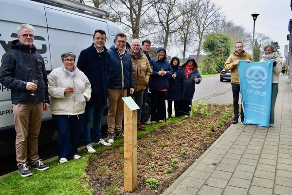 In de Vaartstraat en de Sint-Pietersgroenestraat kreeg een elftal groenstroken een peter of een meter.jpg